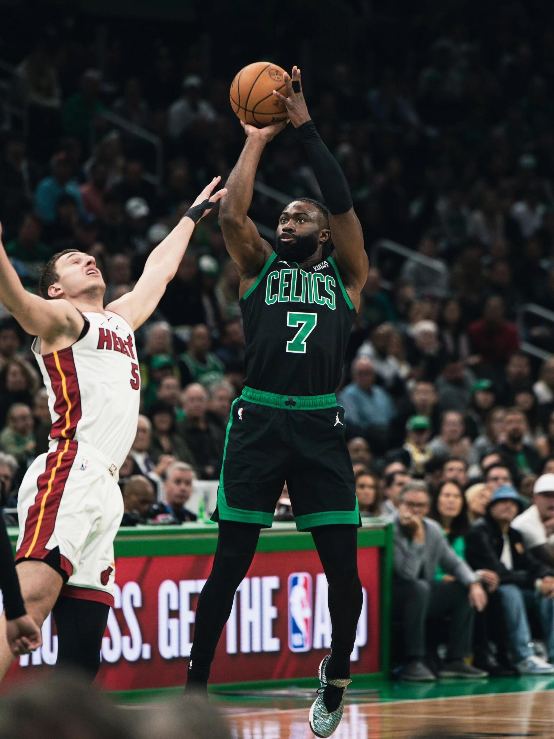 包含凯尔特人B队横扫魔术，汉密尔顿统治全场的词条