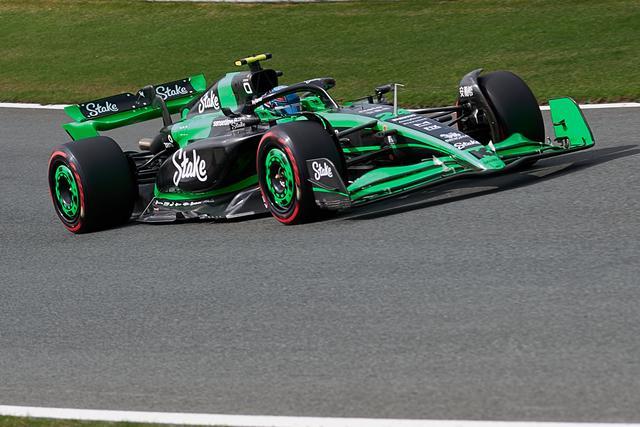 阿斯顿马丁鏖战索伯车队,周冠宇刷新纪录 阿斯顿马丁鏖战索伯车队,周冠宇刷新纪录